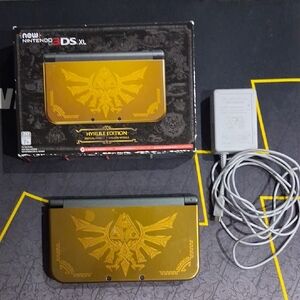 Nintendo 3DS XL Hyrule Edition - Gold and Black